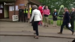 Премьер-министр Великобритании проголосовала на выборах (видео) Премьер-министр Великобритании проголосовала на выборах (видео)