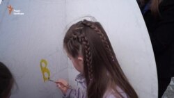 Діти просто неба розписують півтораметрове яйце для переселенців із зони АТО (відео) Діти просто неба розписують півтораметрове яйце для переселенців із зони АТО (відео)