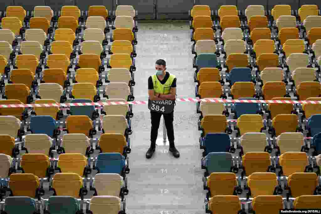 Стюарди цього разу захищали поле не від «запальних» фанів, а від представників медіа. Перебувати у перших рядах на трибунах було заборонено, таким чином гравців та тренерський штаб захищають від зайвих соціальних контактів