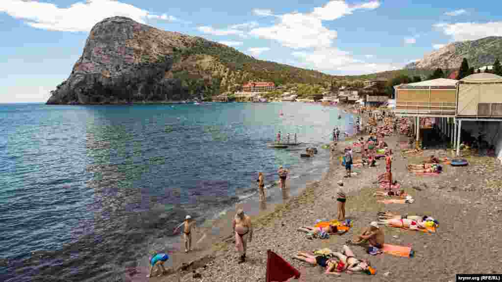 Новосветовская Зеленая бухта на фоне конусообразной скалы Орел (Коба-Кая), высота которой 165 метров. Берег «скалы пещеры» (так с крымскотатарского переводится название Коба-Кая) – это сплошная общедоступная пляжная зона из гальки и песка длиной более 600 метров и шириной 10-20 метров