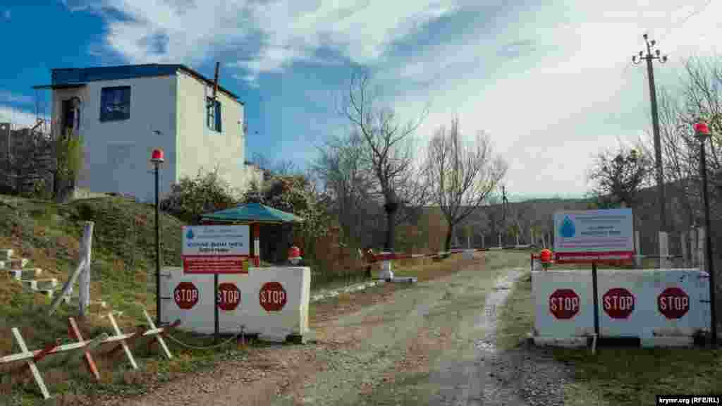 Пройти и проехать на дамбу можно только по спецпропуску. Слева – «дежурка» охранников объекта