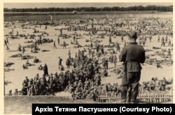 «Уманська яма» ‒ табір для радянських військовополонених, який на околиці міста влаштували нацисти. Серпень 1941 року. Фото із колекції Тетяни Пастушенко