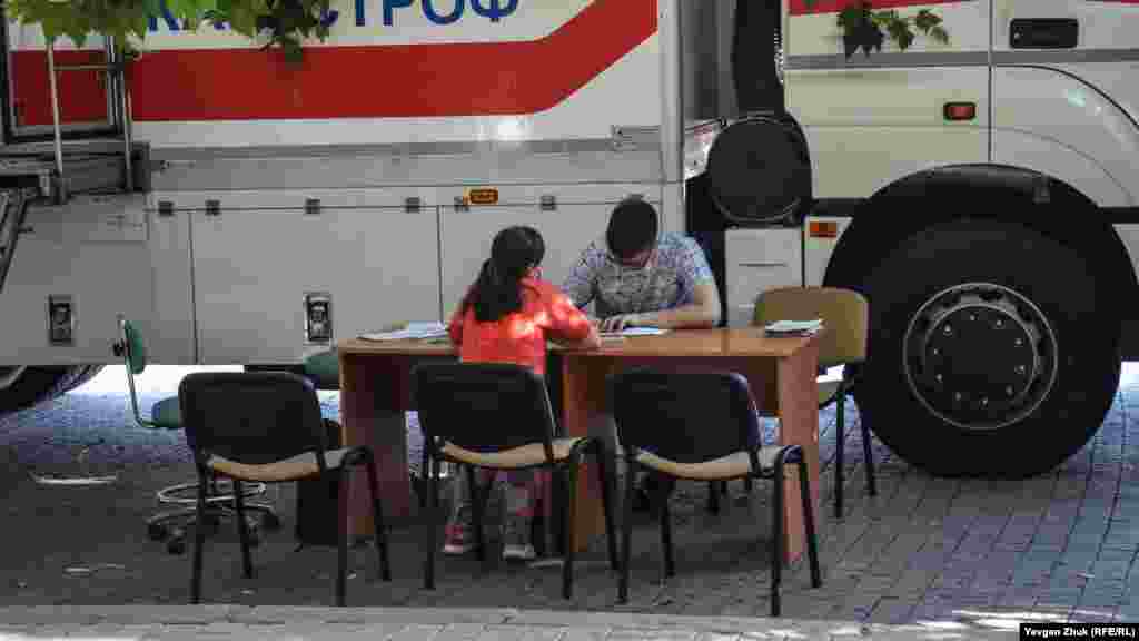 Женщина проходит процедуру регистрации перед вакцинацией 