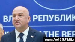 Nenad Popović, čelnik Srpske narodna partije koja je sa naprednjacima u dugogodišnjoj koaliciji. Od novembra 2023. je pod sankcijama Sjedinjenih Američkih Država zbog veza sa Rusijom.