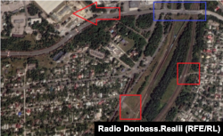 На знімку перша половина 2014 року. Червоними квадратами відмічені під'їзди до залізниці, що існували до війни. Синім виділений ще діючий Путилівський міст. Стрілка вказує на ДАП