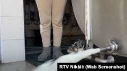 Jedan od proizvođača mlijeka u Crnoj Gori bio primoran da ga prospe