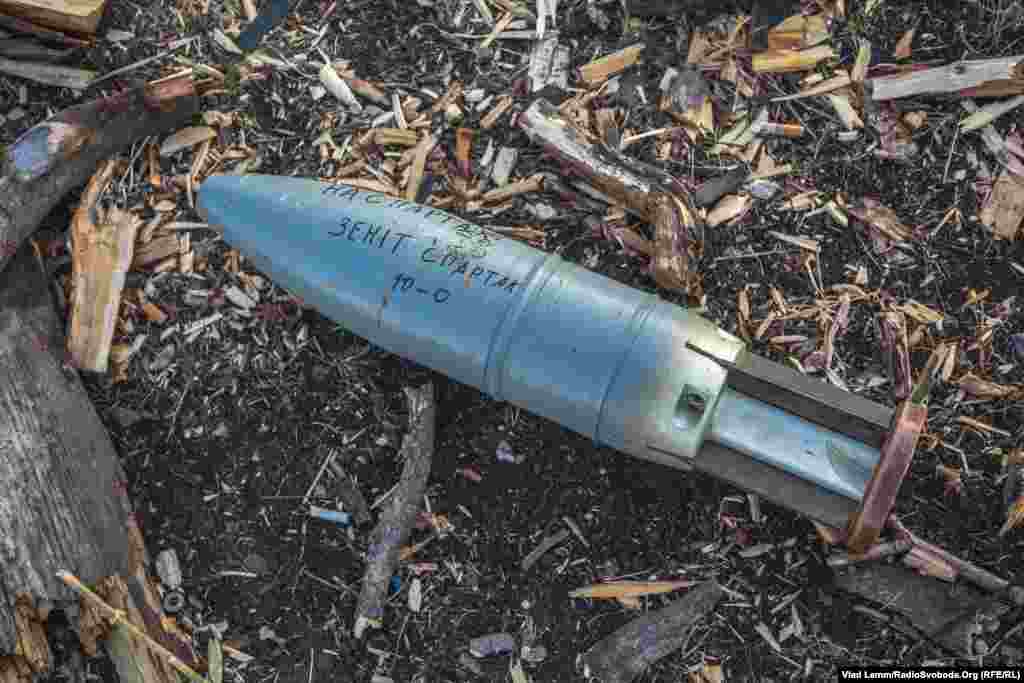 Танковий снаряд, що не вибухнув, із написом: «На Спартак. Зеніт – Спартак 10 - 0»