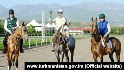 Гурбангулы Бердымухамедов (в центре) в бытность президентом Туркменистана, его сын Сердар и внук Керимгулы