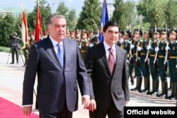 Tajik President Emomali Rahmon (left) and then-Turkmen President Gurbanguly Berdymukhammedov in 2014.