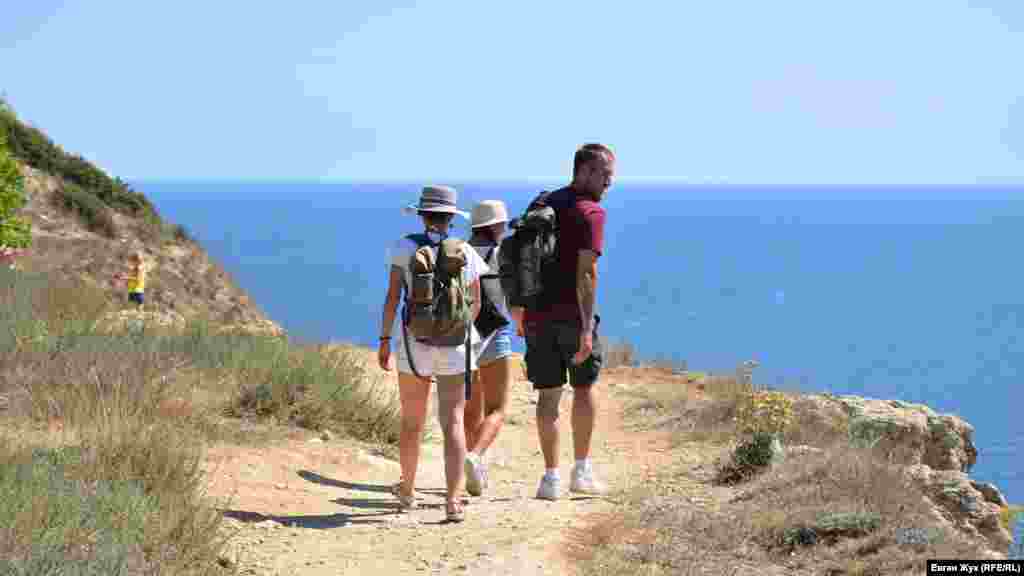 Туристы идут на пляж «Баунти», популярный благодаря морской воде бирюзового цвета. Местные же называют этот пляж «Маяк»