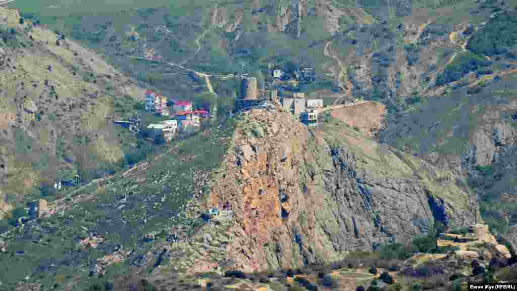 На противоположной стороне Балаклавской бухты видна генуэзская крепость Чембало, а за ней – балка Кефало Вриси 