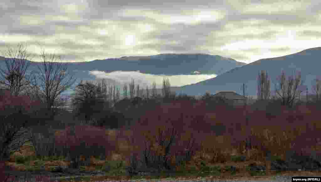 Туман «сползает» на Перевальное со склонов Долгоруковоской яйлы