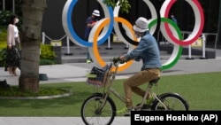 Прем’єр-міністр Японії Йосіхіде Суга заявив 1 липня, що рішення щодо глядачів і надзвичайного стану в Токіо та інших частинах країни буде ухвалене наступного тижня