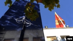 Zastave NATO-a i Crne Gore okačene na zgradi Parlamenta Crne Gore, Podgorica, 2. decembar 2015.