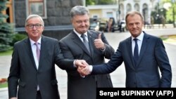 Президент Єврокомісії Жан-Клод Юнкер, президент України Петро Порошенко та президент Європейської ради Дональд Туск у Києві 13 липня 2017 року