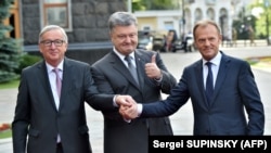 Жан-Клод Юнкер, Петро Порошенко і Дональд Туск (л -> п) перед початком саміту, Київ, 13 липня 2017 року