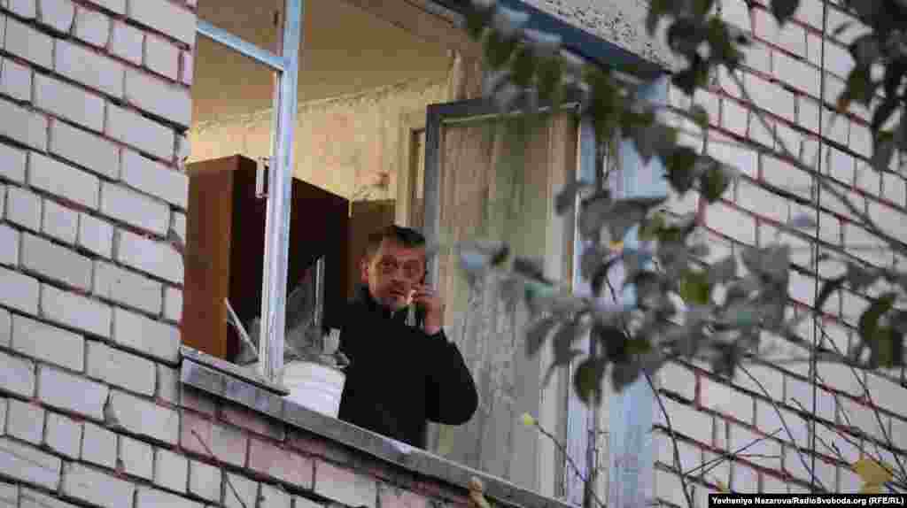 Жодної вцілілої шибки. Мешканець сусіднього будинку спостерігає з власного вікна, як рятувальники розбирають завали   