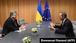 Президент України Петро Порошенко (ліворуч) та президент Європейської ради Дональд Туск