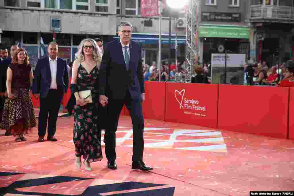 Gradonačelnik Sarajeva s pratnjom. 