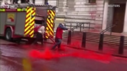 Акція екоактивістів перед британською Скарбницею пішла не за планом – відео Акція екоактивістів перед британською Скарбницею пішла не за планом – відео