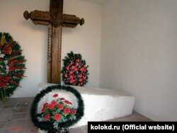 Старовинний надгробок над могилою гетьмана Петра Дорошенка