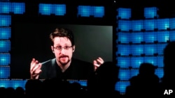 Edward Snowden živi u Rusiji od 2013. godine, nakon što su ga američke vlasti optužile za curenje miliona povjerljivih dokumenata u vezi sa programima za nadzor američke vlade.