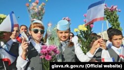 «Лінійка» в середній загальноосвітній школі №44 в мікрорайоні Фонтани. Окупований Сімферополь, 1 вересня 2017 року