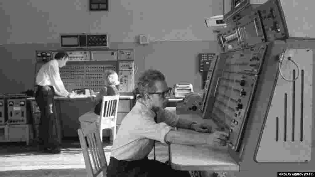 На Луне «Луноход-1» преодолел расстояние в десять с половиной километров и сделал 20 тысяч снимков. Кроме того, с его помощью изучали свойства грунта на Луне и проводили анализ почвы. При этом планетоходом управляли с Земли. На фото – сеанс связи с аппаратом в Центре дальней космической связи под Евпаторией