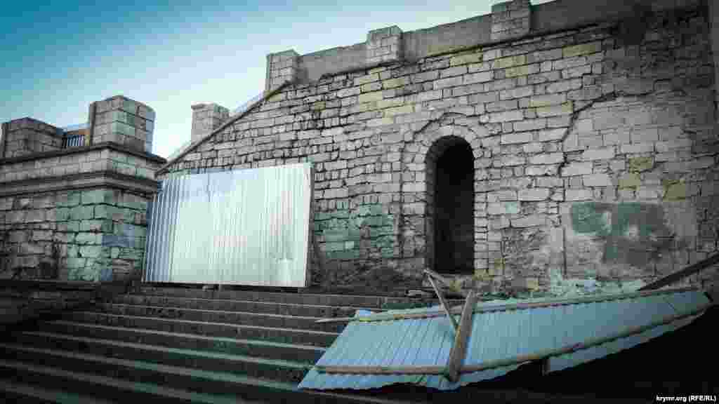 В рамках «укрепительных работ», за которыми должна последовать реконструкция этого объекта, рабочие сняли часть старинных каменных ограждений и заменили их временными