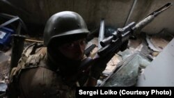 Український військовий у Донецькому аеропорту в жовтні 2014 року (фото Сергія Лойка)