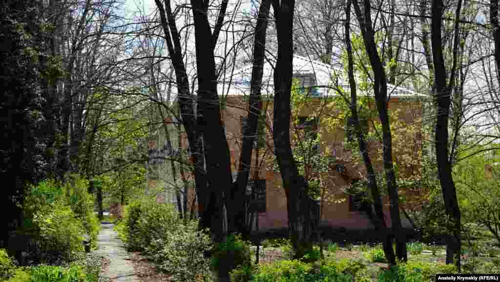 Некоторые студенческие общежития давно не функционируют по причине их ветхости и аварийности, в других – проживают семьи бывших и нынешних работников колледжа