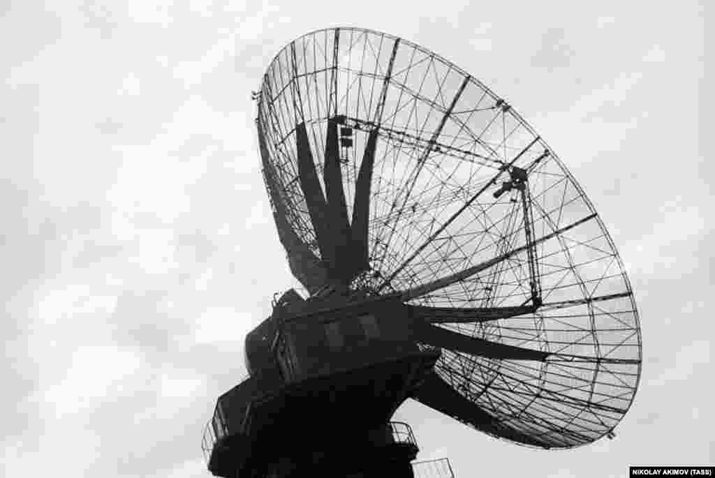 21 ноября 1970 года. Антенна Центра дальней космической связи, с помощью которой передавалась информация с автоматической межпланетной станции «Луна-17». Эта станция доставила беспилотный планетоход «Луноход-1» на поверхность Луны. Советский космонавт Алексей Леонов в интервью российской службе Радио Свобода назвал беспилотную программу «блестяще реализованной». «По 9 месяцев две тележки ползали по лунной поверхности и давали блестящую картинку. Конечно, это стоит денег, стоит многого, но я все-таки считаю, что это не заменяет посадку человека на поверхность Луны», – сказал Леонов. Первыми людьми, высадившимися на поверхность Луны в 1969 году, стали американские астронавты Нил Армстронг и Базз Олдрин. Это событие называют победой США над СССР в «лунной гонке»