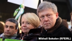 Лев Шлосберг, Эмилия Слабунова, Григорий Явлинский 27 февраля 2015 г. на шествии памяти Бориса Немцова.