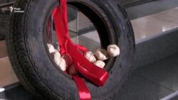 Черкаські активісти принесли в управління обласної поліції «оберіг від нечисті» (відео) Черкаські активісти принесли в управління обласної поліції «оберіг від нечисті» (відео)