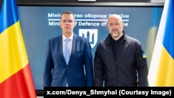 Міністр оборони України Денис Шмигаль (праворуч) та його румунський колега Іонуца Моштяну під час візиту до України, Київ, 25 серпня 2025 року