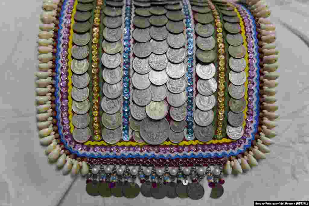 Лидия Веткина использует старые монеты из запасов своей мамы