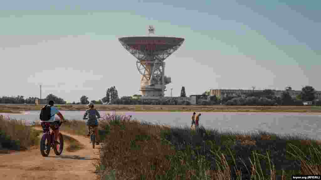 Август 2019 года. Велосипедисты на берегу соленого озера Тереклы в Молочном, что в десяти километрах от Евпатории. Ширина перешейка между озером и морем – в пределах 50-70 метров