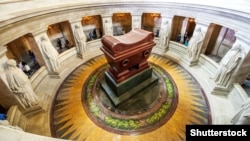 Саркофаг Наполеона I Бонапарта в Домі Інвалідів у Парижі, де поховані визначні військовики Франції 