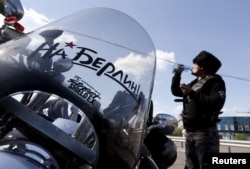 Член байкерського мотоклубу «Нічні вовки» на білорусько-польському кордоні (ілюстраційне фото)