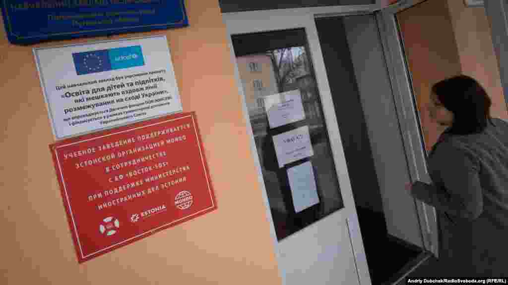 Єдина виборча дільниця у Новотошківському розташована у будівлі, яку ділять між собою місцева школа та дитячий садок. По завершенню голосування та підрахунку голосів протоколи з цієї виборчої дільниці будуть доставлені до територіальної виборчої комісії у місто Рубіжне – близько 50 кілометрів від селища