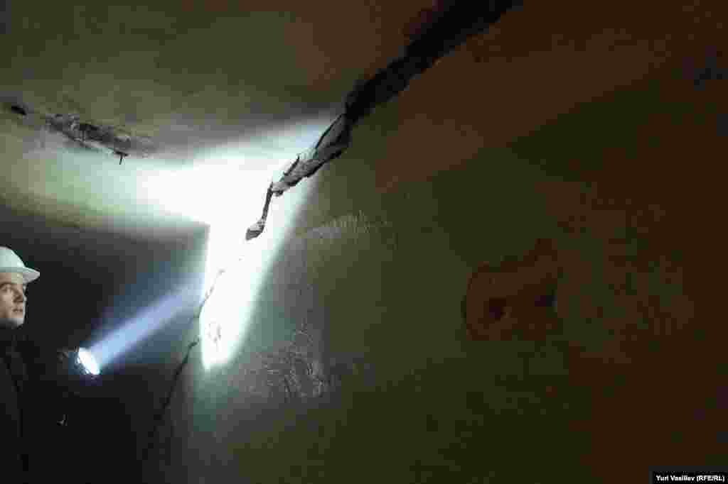 Руководитель проекта реконструкции "Детского мира" Иван Виноградов обращает внимание на размер трещины в несущей стене.