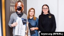 Журналіст Радіо Свобода Галина Терещук (крайня праворуч), сестра зниклого в 2014 році під час російської окупації Криму активіста Тимура Шаймарданова Ксенія Фесик і син Тимура Марк під час вручення Крим.Реалії премії «Високі стандарти журналістики», Львів, 12 грудня 2020 р.