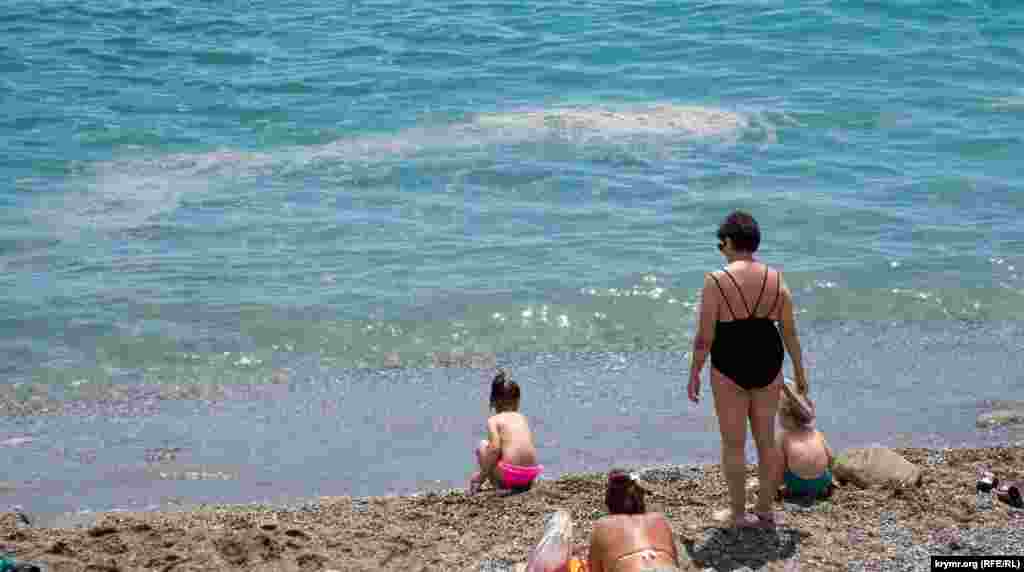 Подобные «островки» дрейфуют возле некоторых пляжей 