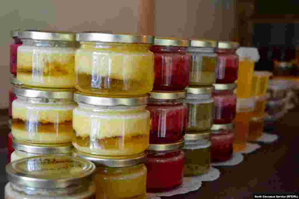 Цивилизация проникла и в городище древних алан – после прогулки приглашают выпить чай с медом в местном кафе