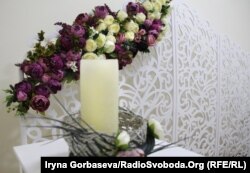 В зале регистрации «Брак за сутки» есть все: и представитель ЗАГС, и торжественная церемония, и соответствующий интерьер