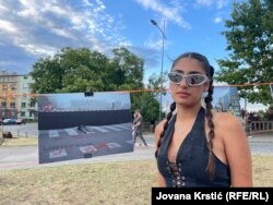 Azla je u Novi Sad došla zbog Exit-a. Na putu ka festivalu zadržala se ispred izložbe fotografija sa studentskih protesta, 10. jul 2025.