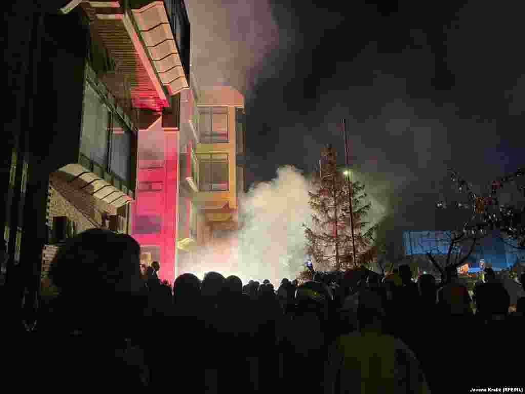 Чад од првите канистри со солзавец се испука, откако полицијата почна да ги растерува демонстрантите на платото пред Филозофскиот факултет во Нови Сад.