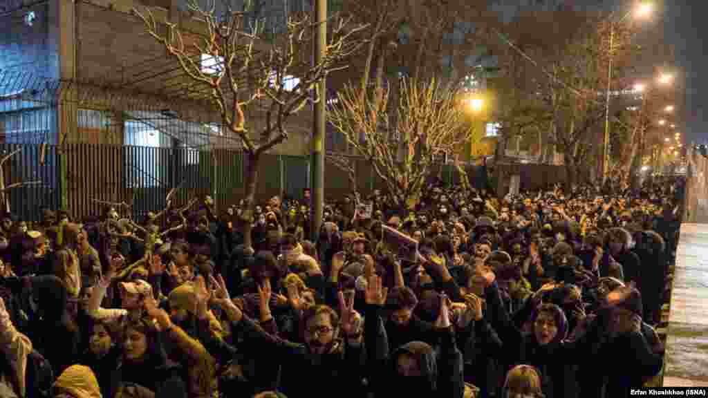 Мітинг перед елітним університетом імені Шаріфа у Тегерані, 11 січня 2020 року. Іранські ЗМІ повідомили, що 14 жертв українського літака – випускники цього університету.