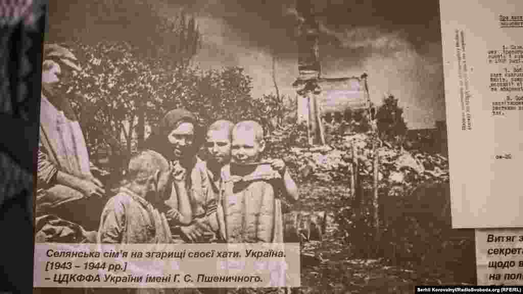 Селянська сім’я на згарищі своєї хати. У Другій світовій війні українці понесли більші втрати, ніж Велика Британія, США, Канада та Франція разом узяті. Із 8-10 мільйонів загиблих з України понад 5 мільйонів – цивільні