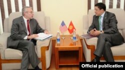 Замглавы МИД Киргизии Бешимов (справа) и зам помощника госсекретаря США Ричард Хогланд